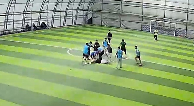 Halı saha maçında tekmeli- yumruklu kavga