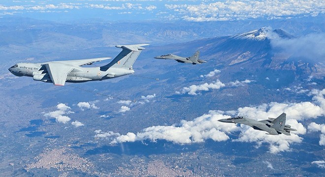 Hindistan'da orduya ait eğitim uçağı düştü