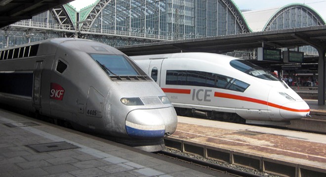 Hızlı tren kamyonla çarpıştı: 1 ölü, 27 yaralı