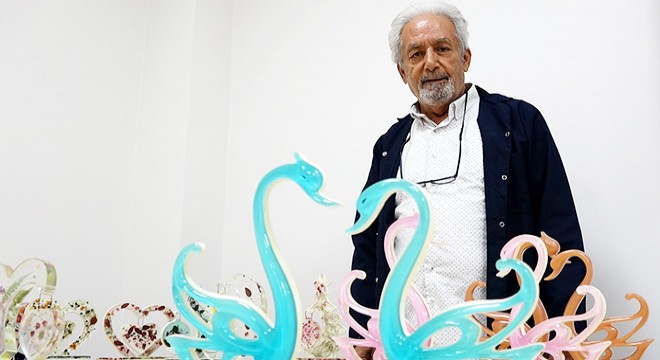 Huzurevinde yaptığı süs eşyalarını hediye ediyor