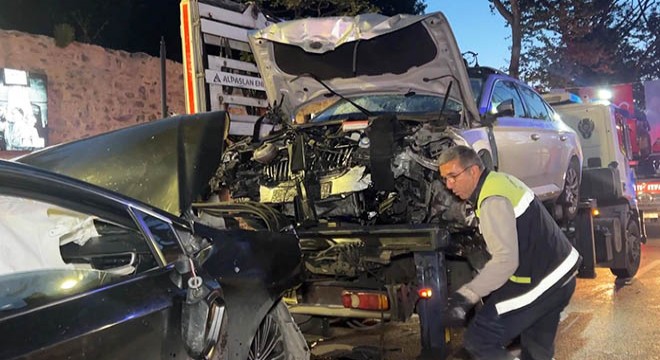 İki otomobil kafa kafaya çarpıştı: 9 yaralı