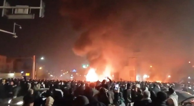 İran'da protestolar sürüyor, internet erişimi tamamen kesildi