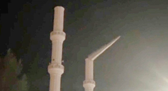 Isparta'da 2 minarenin alemi rüzgardan yıkıldı