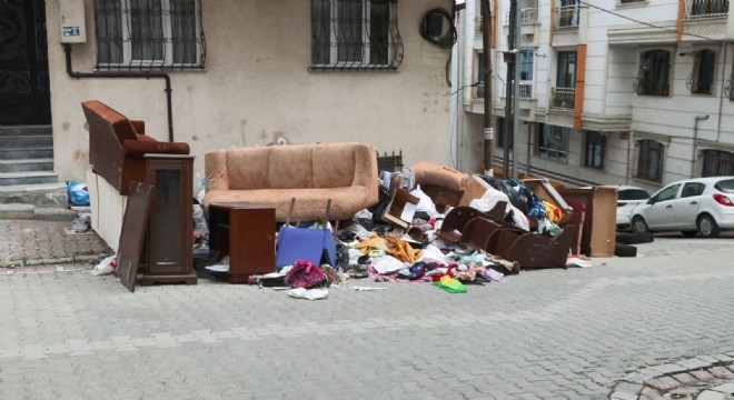 İstediği kirayı vermeyen kiracısının eşyalarını sokağa attı