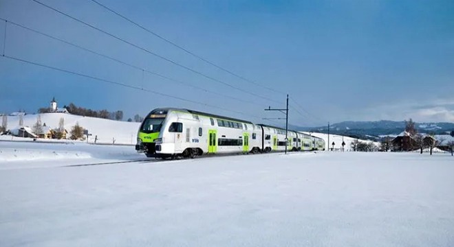 İsviçre'de 80 yolcuyu taşıyan tren raydan çıktı