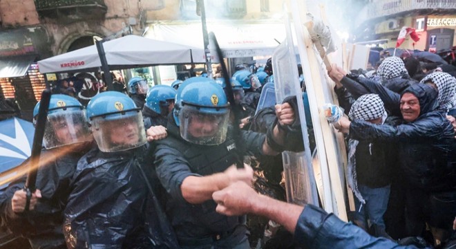 İtalya'da sokaklar karıştı: 11 polis yaralı