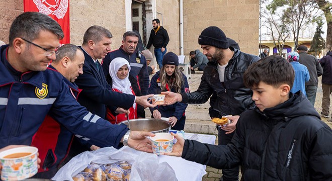 İtfaiyeciler çorba dağıttı