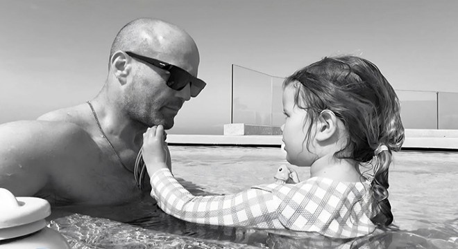 Jason Statham'dan sonsuzluk havuzunda poz