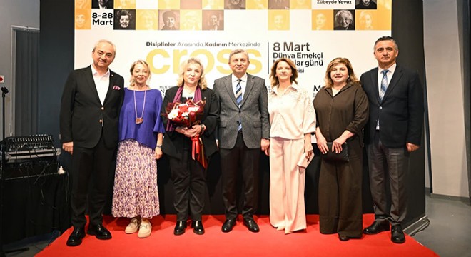 Kadın sanatçıların eserleri Antalya 'Cross' sergisinde