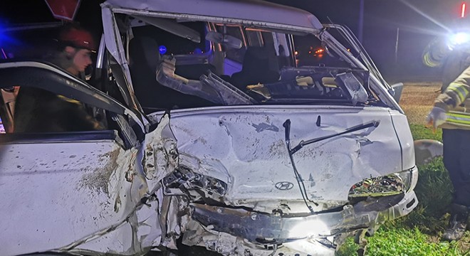 Kamyon ile minibüs çarpıştı: 2 yaralı