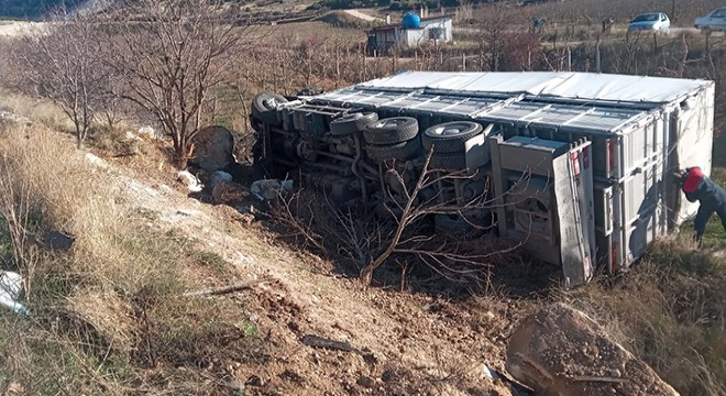 Kamyon sürücüsü yaralandı