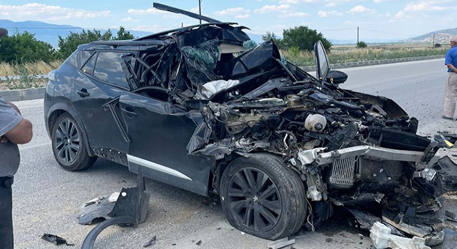 Kamyonetle çarpışan otomobilin sürücüsü yaralandı