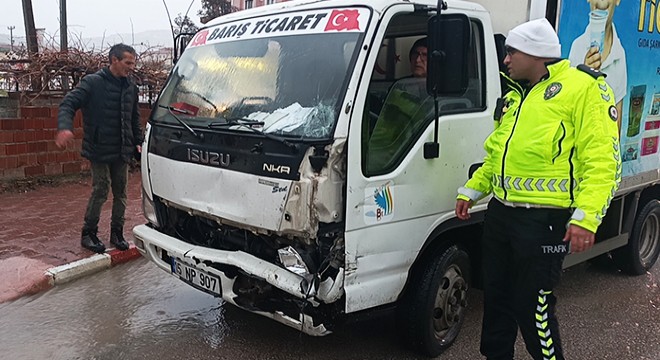 Kamyonetler kavşakta çarpıştı: 1 yaralı