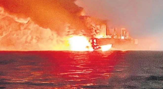 Karadeniz'de iki gemi alev alev yandı