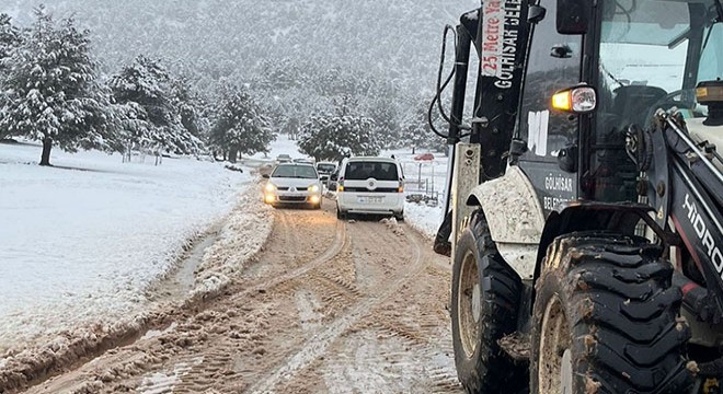 Karda mahsur kalanlar kurtarıldı