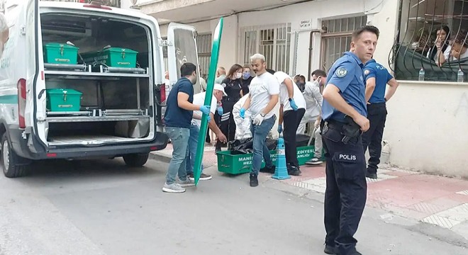 Kardeşini 'uyuyor' sanmış, 2 gün cesediyle kalmış