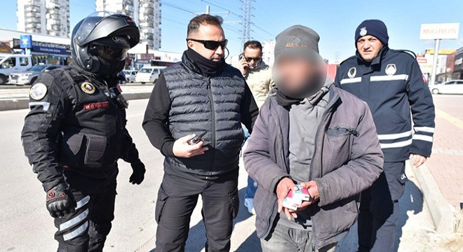 Kepez'de çifte denetim; seyyar satıcı ve dilencilere operasyon