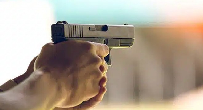 Konuşmak için gittiği eşine ateş açtı