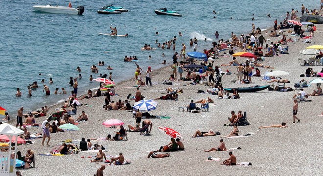 Konyaaltı Sahili'nde 19 Mayıs yoğunluğu