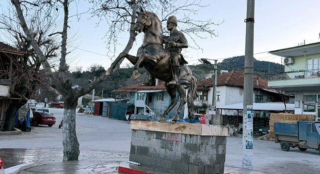 Köy meydanına Atatürk heykeli dikildi