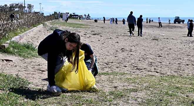 Lara Sahili'nde öğrencilerden bilimsel temizlik