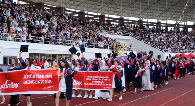 MAKÜ'de 7 bin öğrenci mezuniyet coşkusu yaşadı