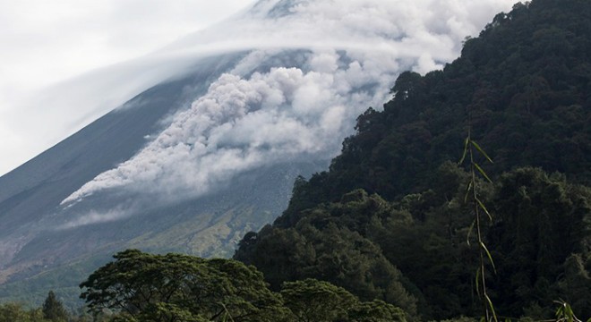Marapi Yanardağı yeniden kül püskürttü