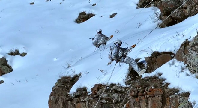 Mehmetçikten karda dağcılık eğitimi