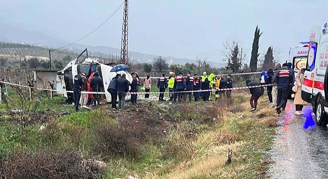 Memurları taşıyan midibüs devrildi: 1 ölü, 25 yaralı