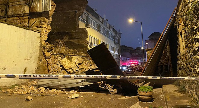 Metruk binanın duvarı çöktü