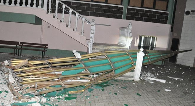 Minarenin külahı uçtu, 100'den fazla ağaç devrildi