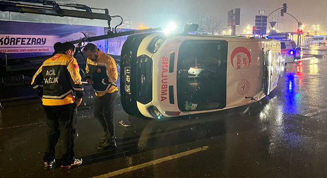 Minibüs ile çarpışan ambulans devrildi; 6 yaralı