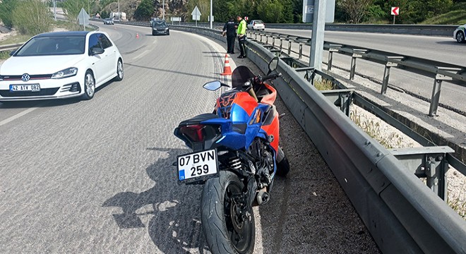 Motosikleti devrilince yaralandı