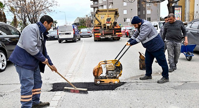 Muratpaşa'da yollar onarılıyor