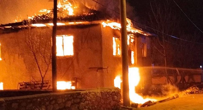 Müstakil ev yandı