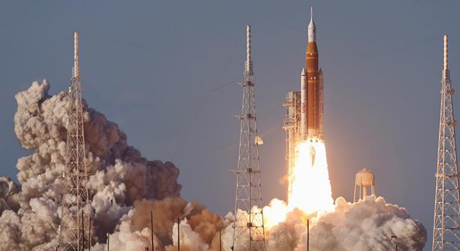 NASA, 54 yıl sonra Ay'a insanlı uçuşu başlattı