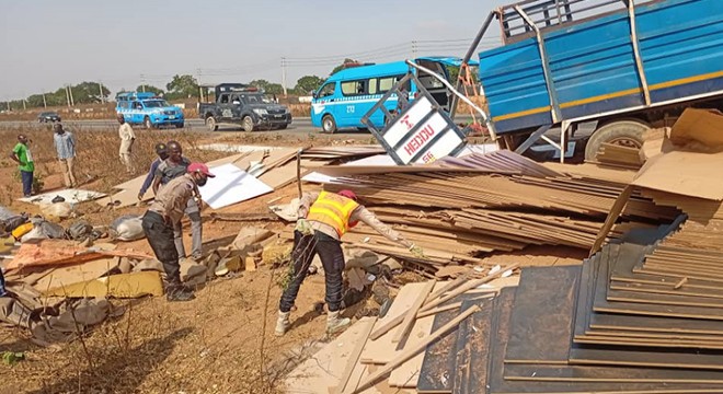 Nijerya'da yolcu taşıyan kamyon devrildi: 10 ölü, 20 yaralı