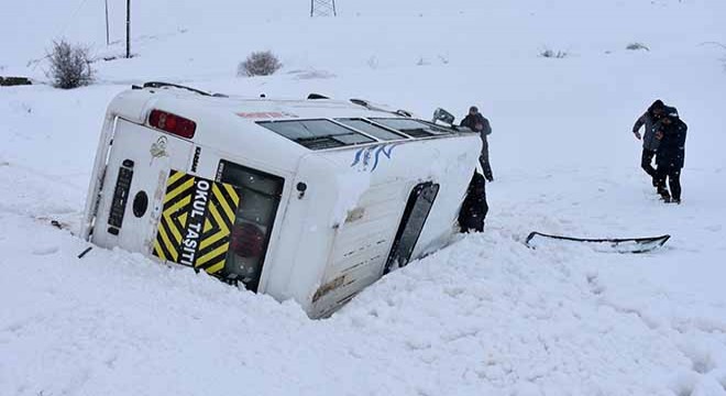 Öğrenci servis minibüsü devrildi: 14 yaralı