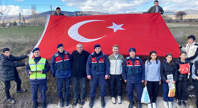 Öğrenciler ve jandarmadan bayrak etkinliği