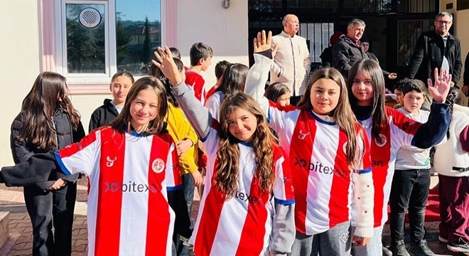 Öğrencilere Antalyaspor forması hediyesi