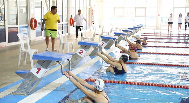 Öğretmenler Günü'nde yüzme yarışı