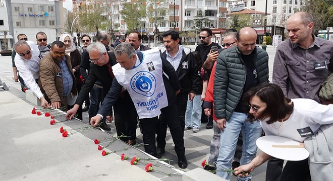 Okul saldırısında ölen öğretmen ve öğrenciler için karanfil bırakıldı