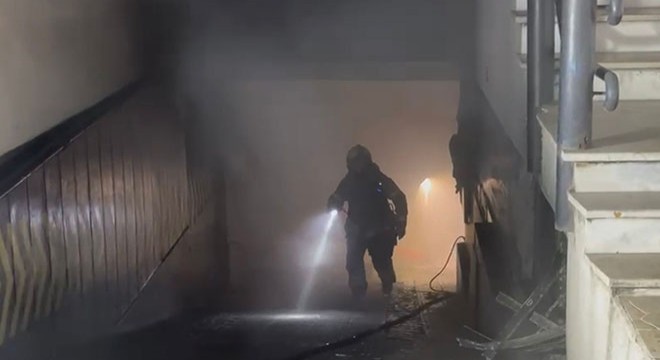 Oto tamirhanesinde yangın; 3 kişi dumandan etkilendi