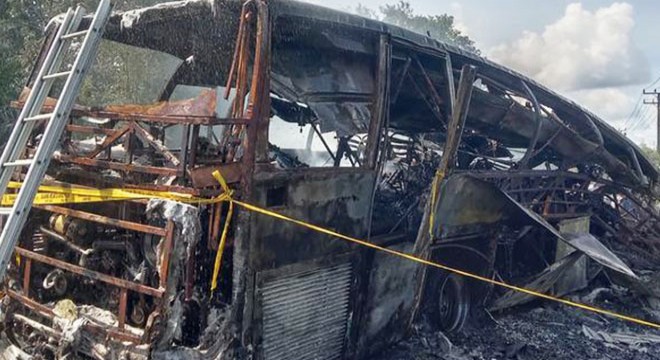 Otobüs ile tanker çarpıştı: 16 ölü, 4 yaralı