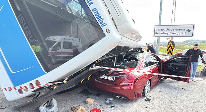 Otobüs, otomobilin üzerine devrildi: 46 yaralı