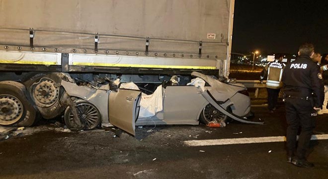 Otomobil, TIR'a arkadan çarptı: 2 ölü, 1 yaralı