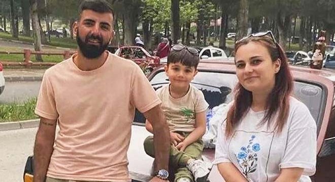 Otomobil direğe çarptı; baba ve oğlu öldü, anne yaralı