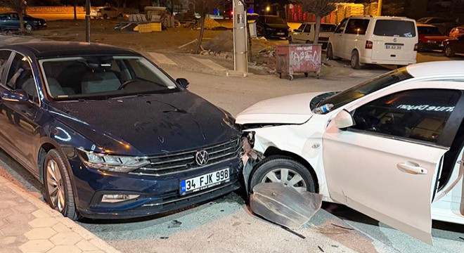 Otomobil park halindeki araçlara çarptı