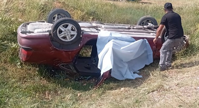 Otomobil şarampole devrildi: 1 ölü, 2 yaralı