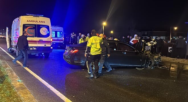 Otomobilin çarptığı özel halk otobüsü devrildi: 5 yaralı